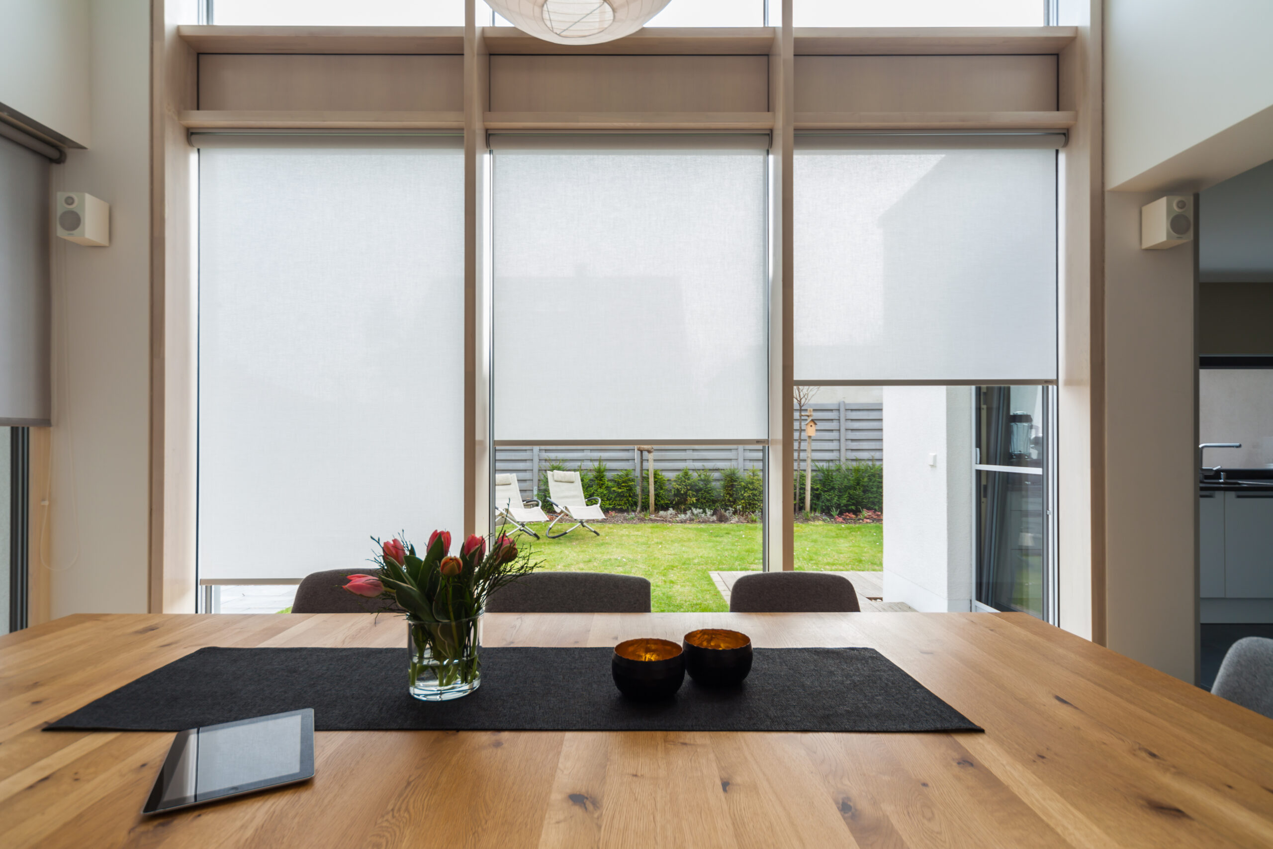 Modernes Esszimmer mit großem Fenster zum Garten, angereichert mit zahlreichen Referenzen. Boden Pelzer -Bodenbeläge, Vinylbelag, Parkett - Moselstr. 14 - 41464 Neuss