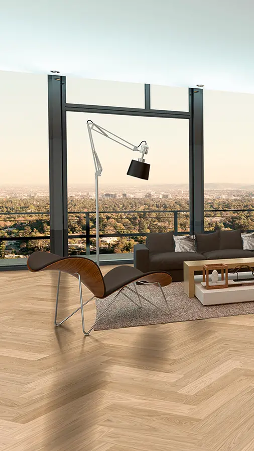 Modernes Wohnzimmer mit Holzboden, einem großen raumhohen Fenster mit Blick auf die Stadt, einer stilvollen Chaiselongue, einem Teppich, einem niedrigen Couchtisch und einem grauen Sofa mit Kissen. SCHADS Wohnträume - Raumausstattung, Bodenbeläge, Vinylboden, Parkett, Gardinen - Josef-Beyerle-Straße 11, 71263 Weil der Stadt